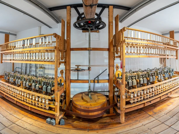 Textilherstellung im LVR-Industriemuseum - Textilfabrik Cromford Große Spinnmaschine aus Holz mit Metallteilen ausgestellt in einem hellen Raum des LVR-Industriemuseum - Textilfabrik Cromford.