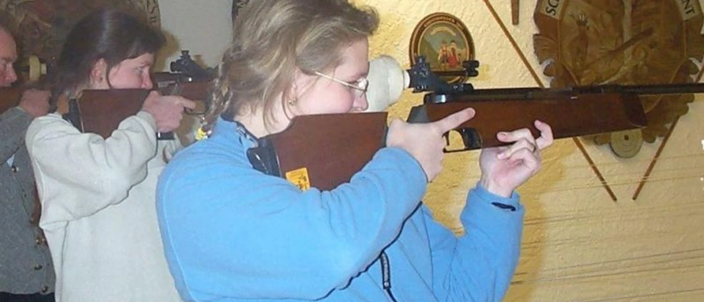 Luftgewehr schießen.jpg Luftgewehr schießen.jpg