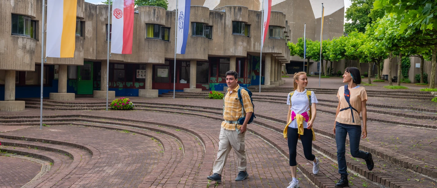 Mariendom Neviges in Velbert Mariendom Neviges in Velbert mit modernem Design, charakteristischen Betonformen und umliegenden Fahnen.