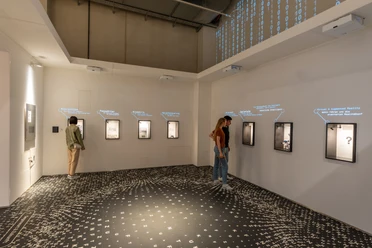 Infotafeln im Deutschen Schloss- und Beschlägemuseum Infotafeln im Museum erläutern die Geschichte von Schlössern und Beschlägen in einem modernen Raum.