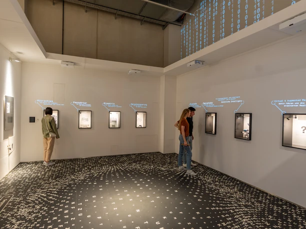 Infotafeln im Deutschen Schloss- und Beschlägemuseum Infotafeln im Museum erläutern die Geschichte von Schlössern und Beschlägen in einem modernen Raum.