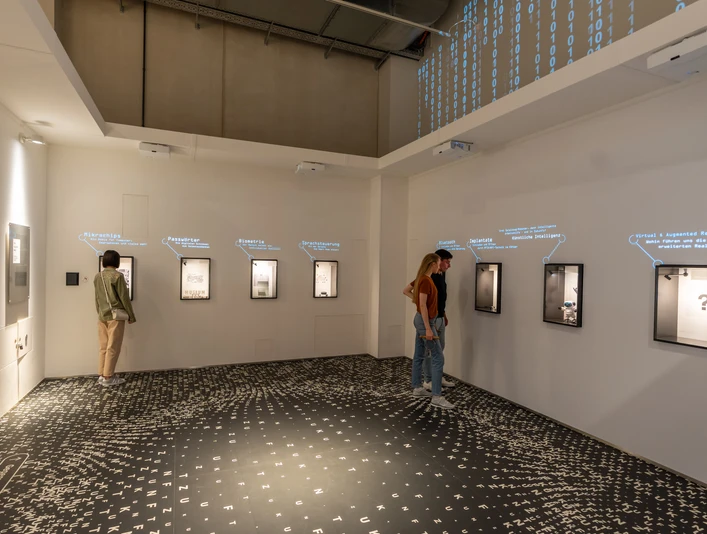 Infotafeln im Deutschen Schloss- und Beschlägemuseum Infotafeln im Museum erläutern die Geschichte von Schlössern und Beschlägen in einem modernen Raum.