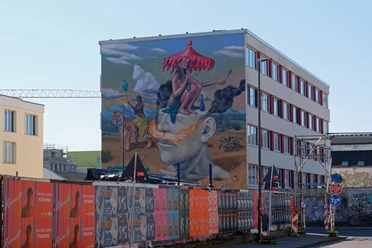 Mural Auf dem Bild ist eine farbenfrohe Wandmalerei zu sehen, die ein surrealistisches Motiv mit Figuren, Tieren und Landschaften darstellt.