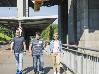 Rondleiding door de scheepslift van Scharnebeck Führung am Schiffshebewerk ScharnebeckGuided tour of the Scharnebeck ship liftVisite guidée de l'ascenseur à bateaux de ScharnebeckRondleiding door de scheepslift van ScharnebeckGuidet tur i Scharnebeck skibselevator