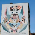 Mural Das Bild zeigt ein beeindruckendes Wandgemälde in Köln. Es stellt ein stilisiertes Wolfsdesign dar, das in einer modernen, geometrischen Art gestaltet ist. Die verwendeten Farben und Formen erzeugen einen dynamischen und urbanen Look, der die Kreativität und Vielfalt der Stadt widerspiegelt.The picture shows an impressive mural in Cologne. It depicts a stylized wolf design created in a modern, geometric style. The colors and shapes used create a dynamic and urban look that reflects the creativity and diversity of the city.