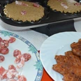 Speckendicken zu Silvester Geöffnetes Waffeleisen mit Teig und Speckstücken, daneben Teller mit Salami, Speck und fertigen Waffeln.
