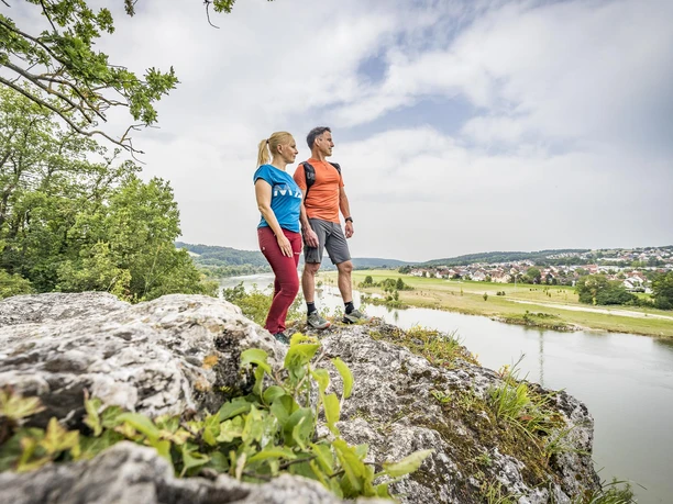 Der Hoppefels bei Pentling Zwei Wanderer auf dem Aussichtspunkt Hoppefels im Naturschutzgebiet Max-Schultze-Steig mit Blick auf die Donau und Sinzing