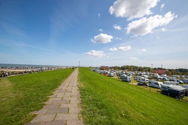 Nordsee-Camping Neuharlingersiel - Uitzicht over de dijk