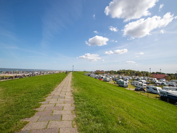 Nordsee-Camping Neuharlingersiel - Blick über den Deich Nordsee-Camping Neuharlingersiel - Blick über den Deich