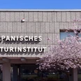 Japanese Cultural Institute Das Japanische Kulturinstitut zeigt seine Fassade, flankiert von blühenden Kirschbäumen im Frühling.The Japanese Cultural Institute shows its façade, flanked by blossoming cherry trees in spring.