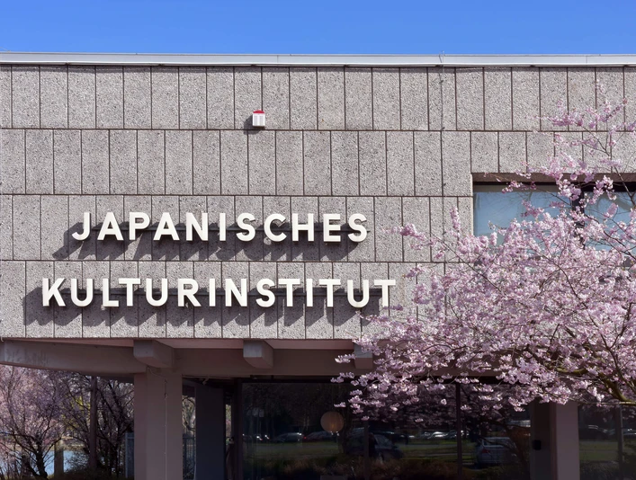 Japanese Cultural Institute Das Japanische Kulturinstitut zeigt seine Fassade, flankiert von blühenden Kirschbäumen im Frühling.The Japanese Cultural Institute shows its façade, flanked by blossoming cherry trees in spring.