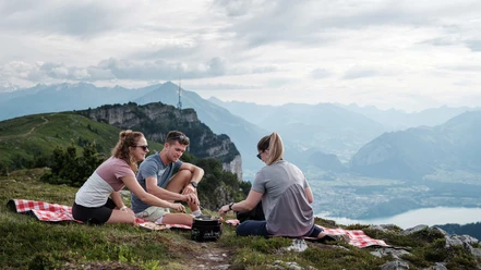 niderhorn-fondue-rucksack-gruppe-geniesst-essen-aussicht-thunersee.jpg