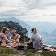 niderhorn-fondue-rucksack-gruppe-geniesst-essen-aussicht-thunersee.jpg