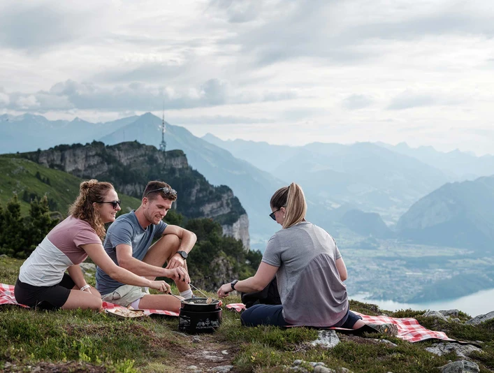 niderhorn-fondue-rucksack-gruppe-geniesst-essen-aussicht-thunersee.jpg