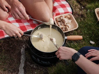 niderhorn-fondue-rucksack-nahaufnahme-brot-fondue.jpg