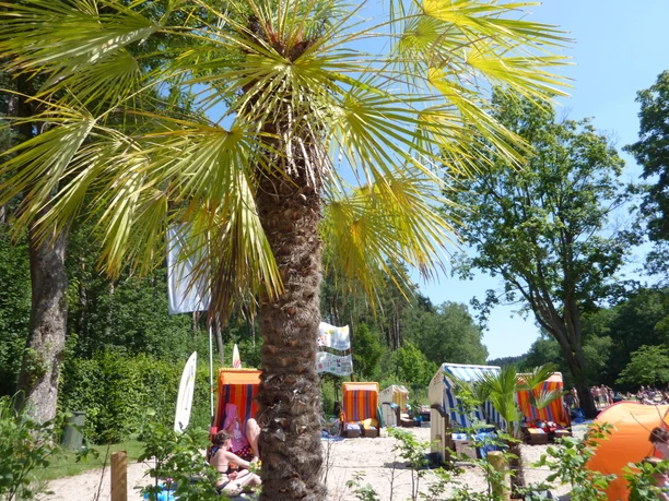Biberbad Rüthen Palmenstrand mit Strandkörben Foto Stadt Rüthen Hötte.JPG Biberbad im Bibertal für den Sommer