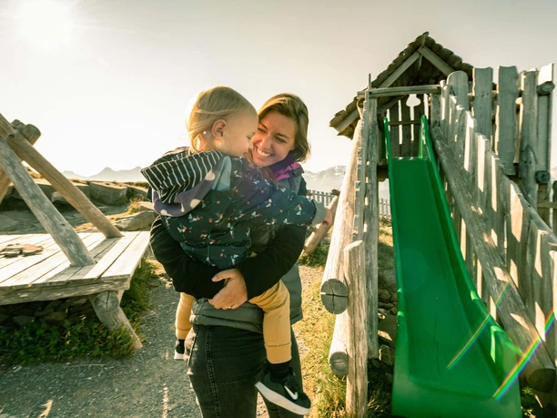spielplatz-niesendoerfli-rutschbahn-mutter-kind-1.jpg
