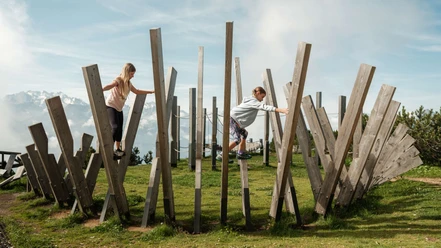 spielplatz-niderhorn-kinder-holzgeruest-balance.jpg