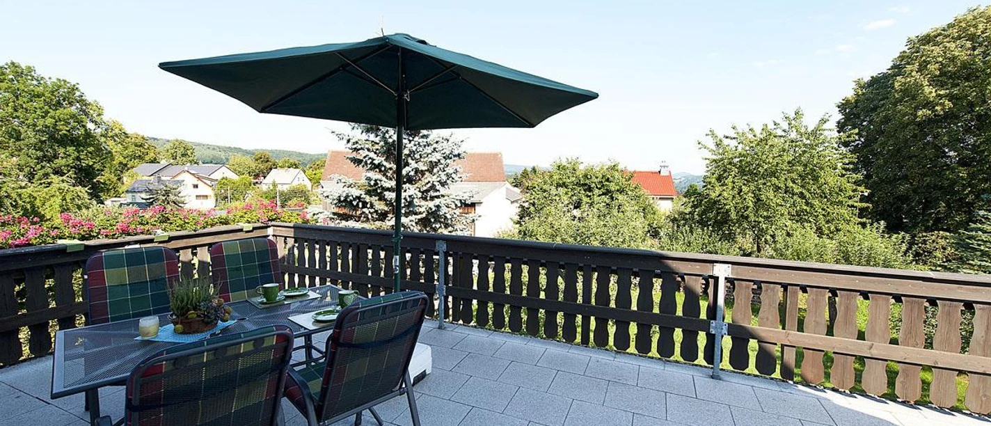 Sonnige Dachterrasse mit Gartenmöbel