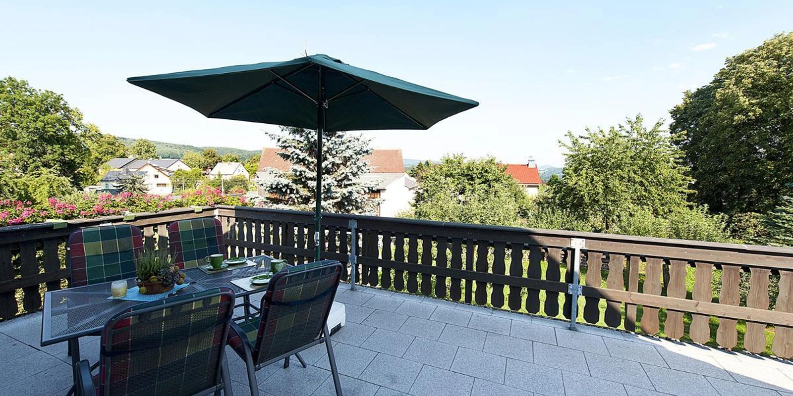 Sonnige Dachterrasse mit Gartenmöbel