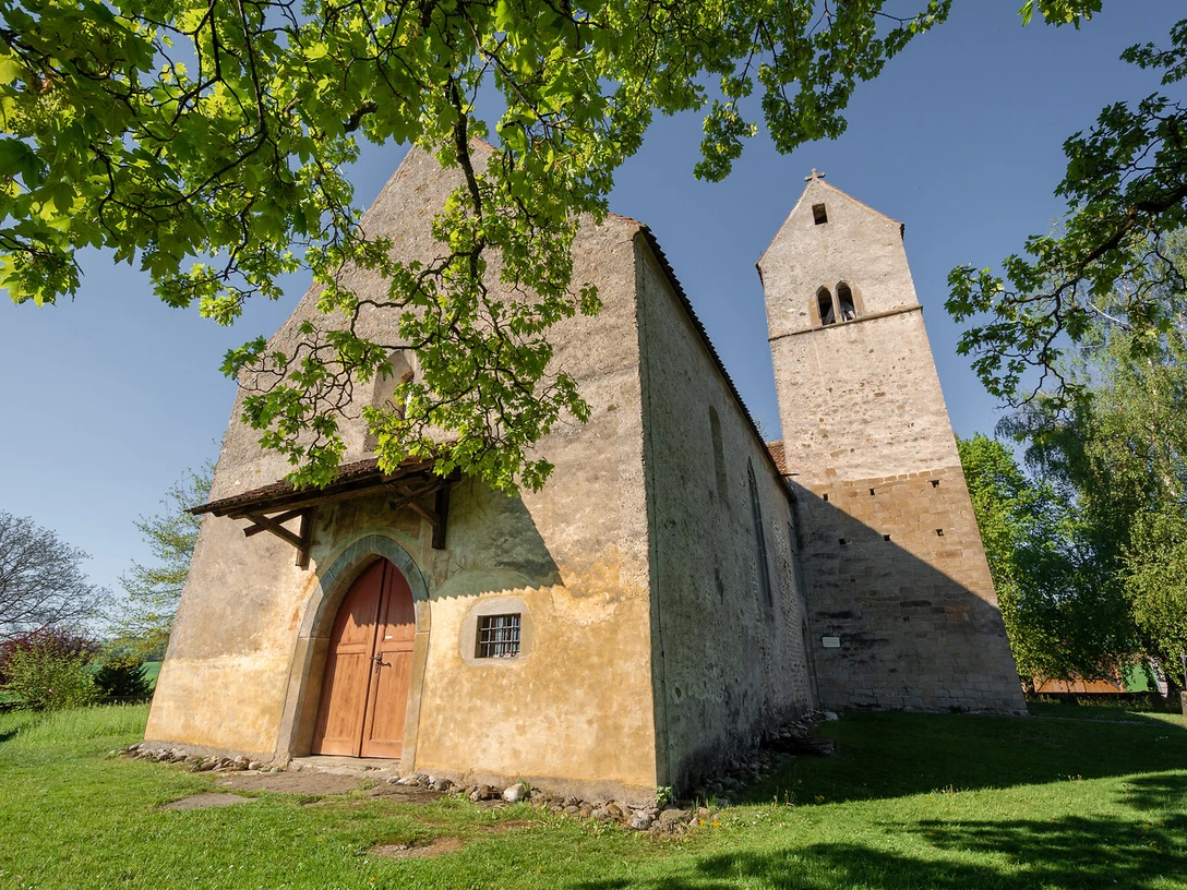 Sempach_Kirchbühl_Kirche_Baum_Himmel_Wakker_Frühling (1).jpg
