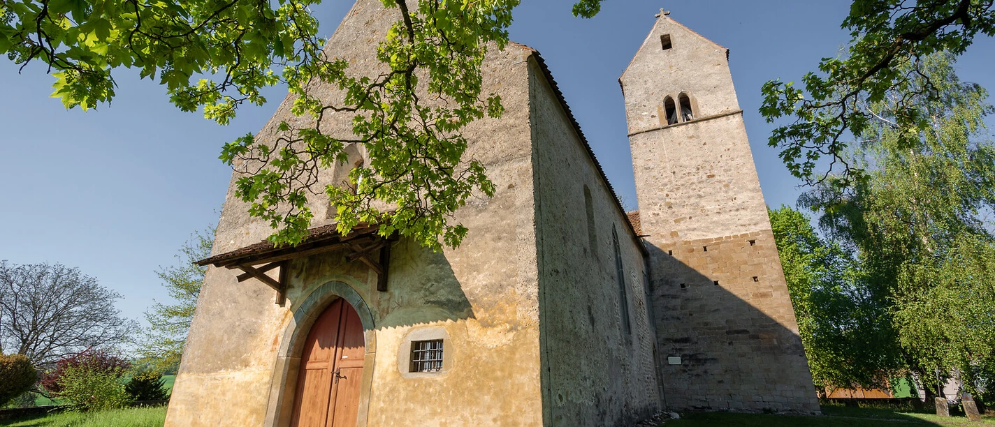 Sempach_Kirchbühl_Kirche_Baum_Himmel_Wakker_Frühling (1).jpg