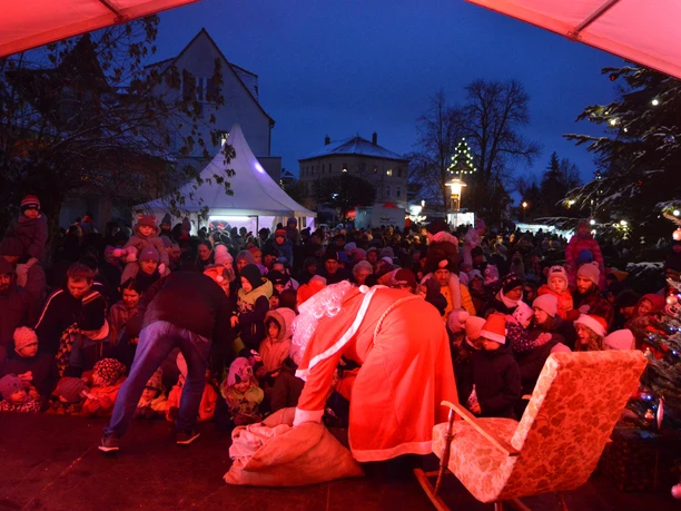 Der Weihnachtsmann verteilt Süßigkeiten an alle Kinder. Der Weihnachtsmann verteilt Süßigkeiten an alle Kinder.