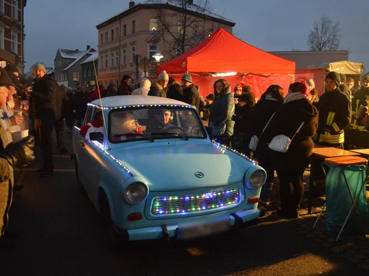 Der Weihnachtsmann kommt im Trabi angefahren Der Weihnachtsmann kommt im Trabi angefahren