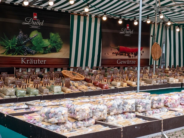 Ein Markstand mit vielen Tütchen voller verschiedener Gewürze und Bonbons.
