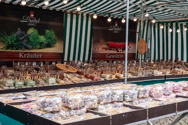 Dudel Gewürze & Kräuter Marktstand Ein Markstand mit vielen Tütchen voller verschiedener Gewürze und Bonbons.