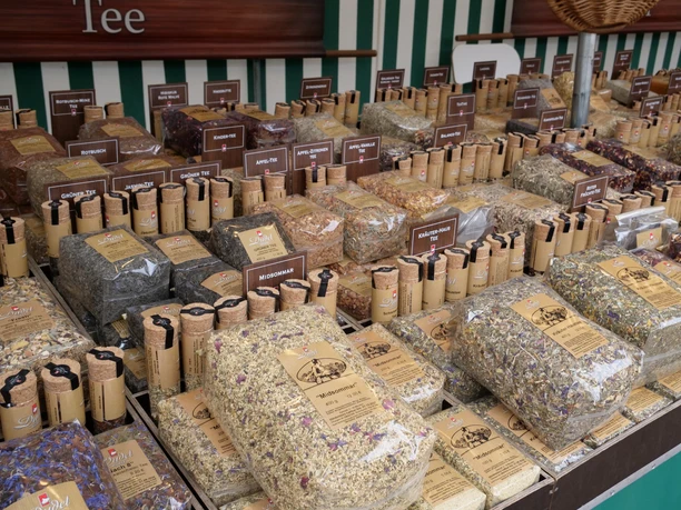 Dudel Gewürze Viele Tüten und Röhrchen mit verschiedenen Teesorten