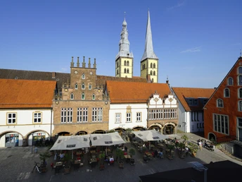 Marktplatz Lemgo Marktplatz Lemgo mit Fachwerkhäusern, hohen Kirchtürmen und belebten Café-Tischen bei Sonnenschein.