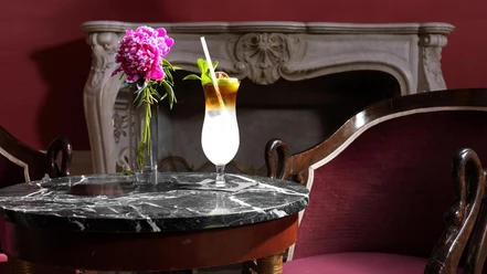 grand-bau-rivage-bar-le-vieux-rivage-drink-auf-tisch.jpg