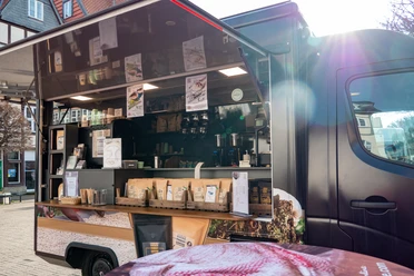 Sheka Forest Ein Kaffeeverkauf aus einem schwarzen Lieferwagen
