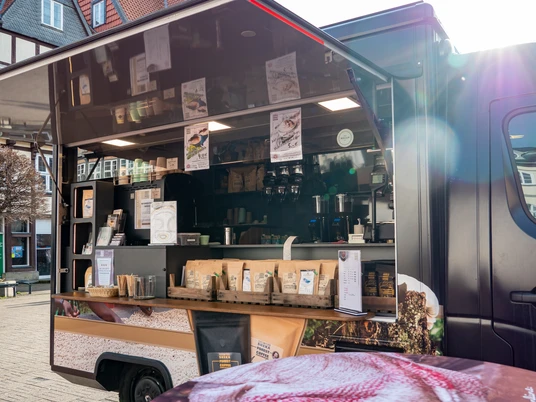 Sheka Forest Ein Kaffeeverkauf aus einem schwarzen Lieferwagen