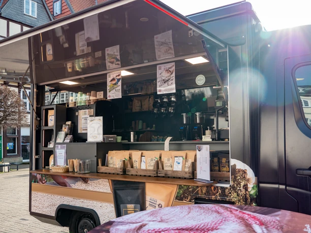Sheka Forest Ein Kaffeeverkauf aus einem schwarzen Lieferwagen