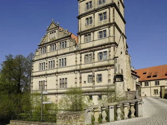 Schloss Brake, Lemgo Schloss Brake in Lemgo mit beeindruckendem Turm und historischer Fassade, umgeben von Natur.