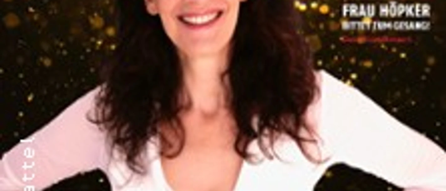 Porträt von Frau Höpker, lächelnd, in einem weißen Oberteil vor einem funkelnden Hintergrund.