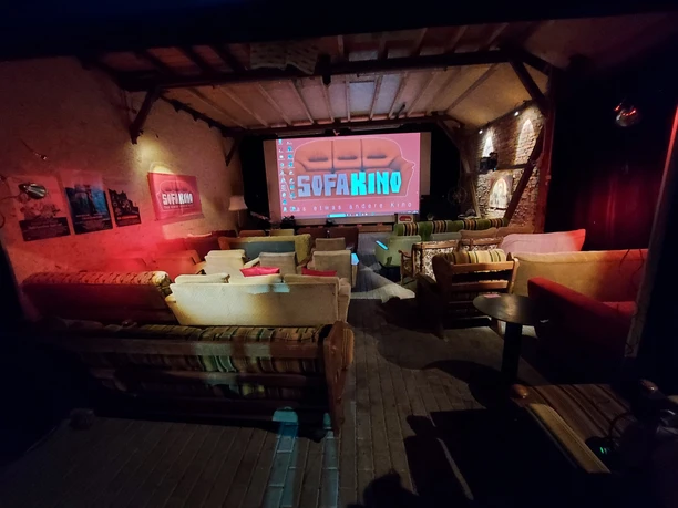 Sofakino Raum