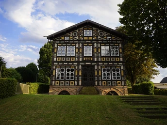 Junkerhaus Lemgo Historisches Junkerhaus in Lemgo, verziert mit kunstvollen Holzornamenten und geometrischen Mustern.