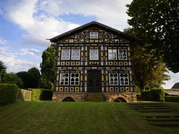 Historisches Junkerhaus in Lemgo, verziert mit kunstvollen Holzornamenten und geometrischen Mustern.
