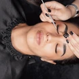 Jaklin Hair and Beauty Destination one.png Eine Frau erhält eine Augenbrauenbehandlung, während sie entspannt mit geschlossenen Augen liegt.