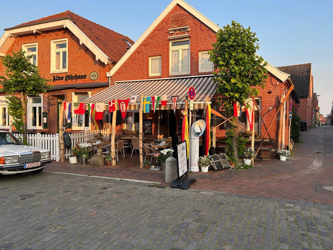 de_strandroever_hafen_ditzum_website_bildergalerie_02.jpg Terrasse des Strandräubers