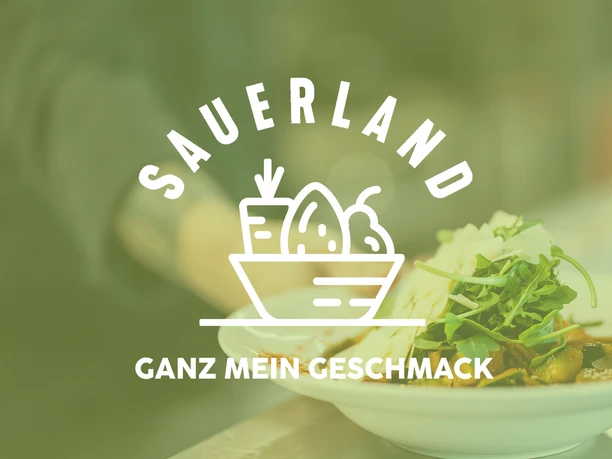 Logo „Sauerland“ vor unscharfem Teller mit frischem Gemüsegericht und grünem Farbfilter.