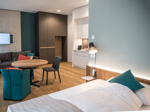 Aparthotel Luzern West Mülihof Alberswil Modernes Studio im Aparthotel Luzern West in Alberswil mit Bett, Wohnbereich, Esstisch, Sofa und kompakter Küche