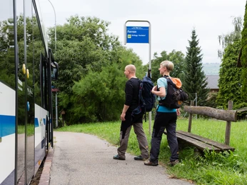 BSF_Leute an der Haltestelle