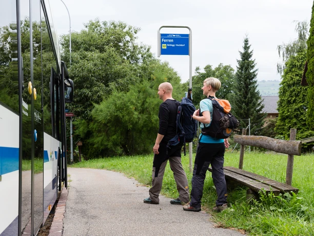 BSF_Leute an der Haltestelle