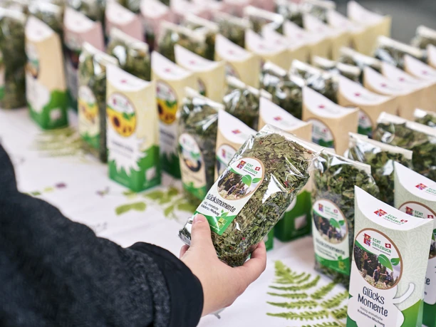 Vente au marché des plantes sauvages et des herbes à Escholzmatt