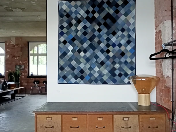 DaWitt Wandquilt - Regionale Produkte aus Leipzig Das Bild zeigt einen großen Wandquilt im Atelier von Daniela Witt.