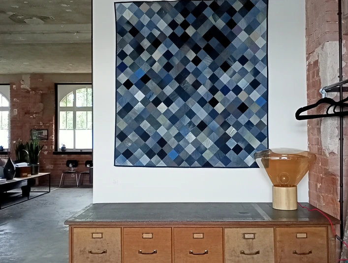 DaWitt Wandquilt - Regionale Produkte aus Leipzig Das Bild zeigt einen großen Wandquilt im Atelier von Daniela Witt.